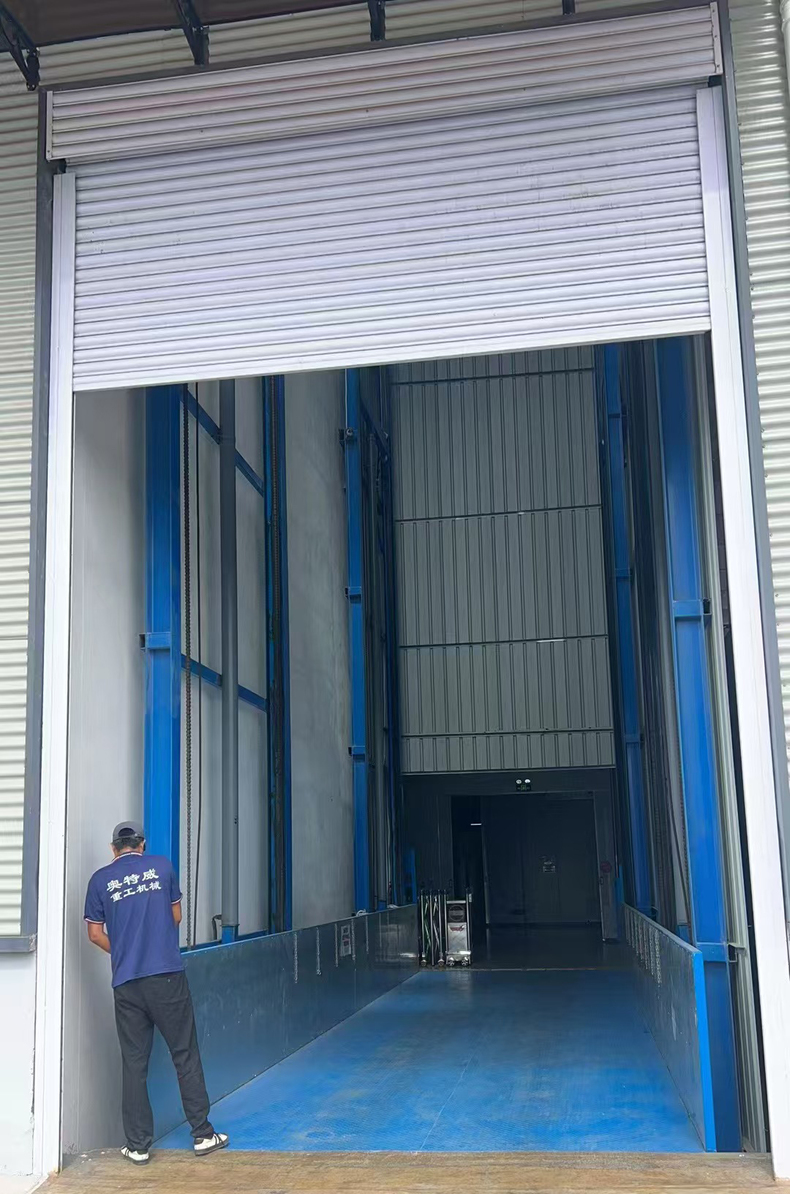 帶卷簾門(mén)升降貨梯